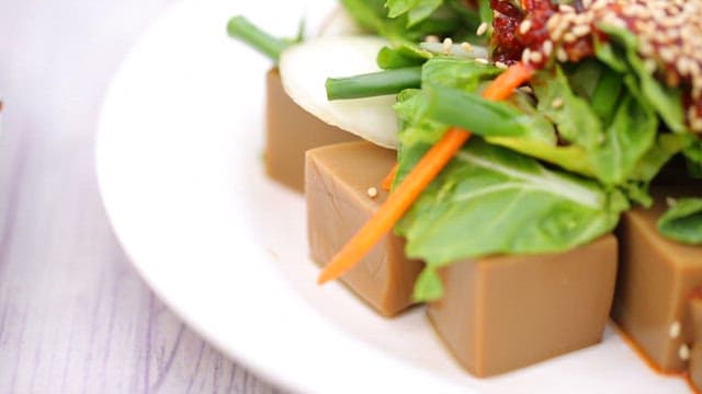 Acorn jelly salad with vegetables, seasoning and sesame seeds