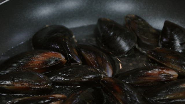 Lid placed on a pan filled with mussels