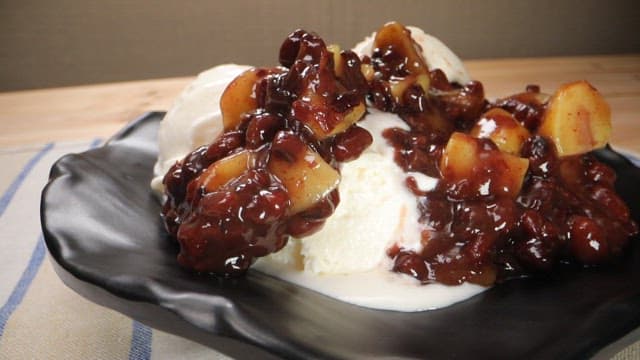 Ice cream topped with sweet chestnut and red bean sauce
