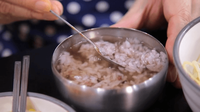 Mixing water into steamed rice