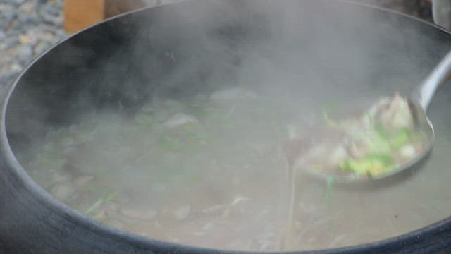 Putting the beef kalguksu made in the cauldron into a bowl