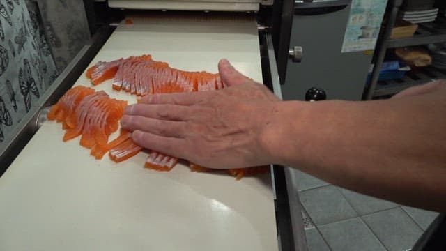 Plating sliced ​​salmon sashimi
