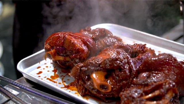 Steaming braised pigs' feet on a tray