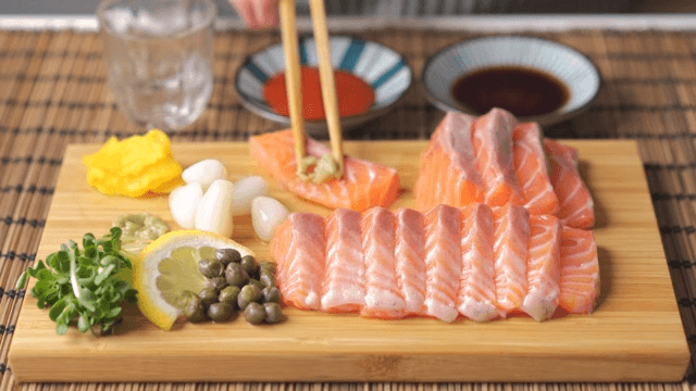 After drinking alcohol, putting wasabi on salmon sashimi and dipping it in soy sauce