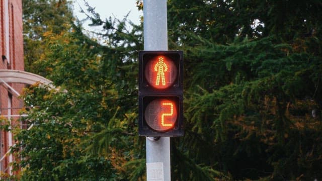 Traffic light that turns green counts down