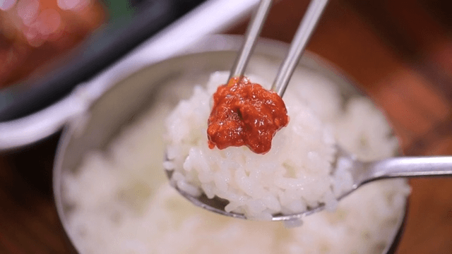 Spoonful of rice with salted guts of hairtail