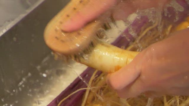 Cleaning ginseng under running water