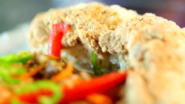 Nude kimbap topped with tuna