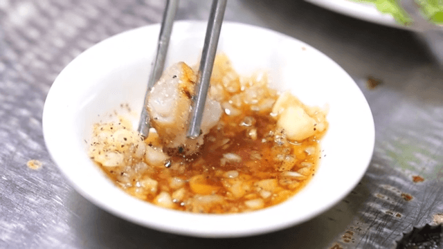 Grilled beef large intestine in garlic sauce