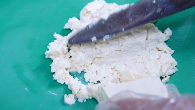 Person who mixes mashed tofu with vegetables