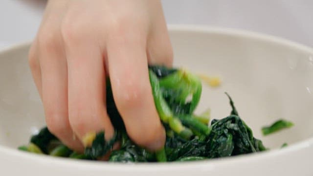Preparing seasoned spinach in the kitchen