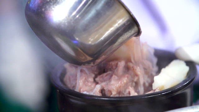 Braised pork backbone with clear soup served in an hot pot
