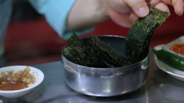 Roasted laver in a bowl