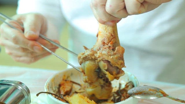 Chopsticks to separate the flesh of pork backbone stew meat