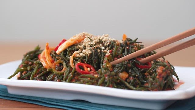 Chopsticks with spicy and sour hijiki seasoned salad