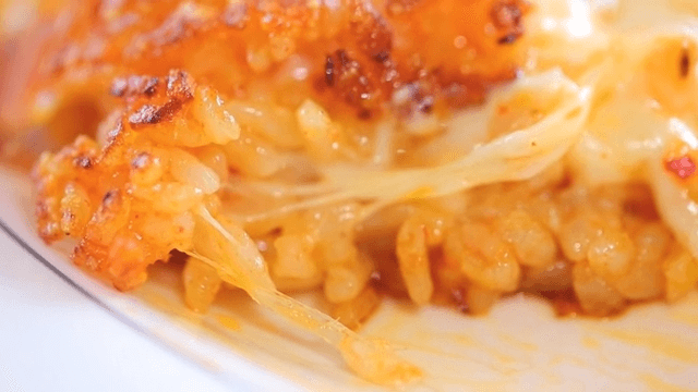 Cheese-topped kimchi fried rice