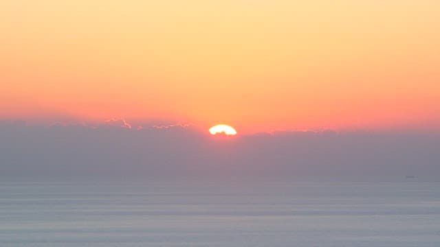 Calming Sunrise over Serene Ocean