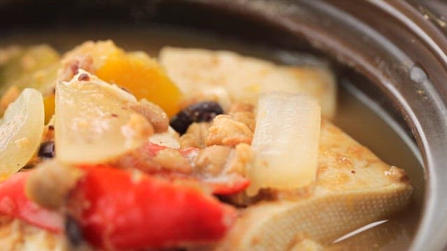 Cheonggukjang with a variety of vegetables and tofu