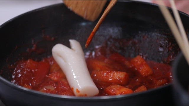 Cooking spicy tteokbokki in a pan