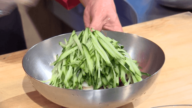 Putting cucumbers into cold buckwheat noodles
