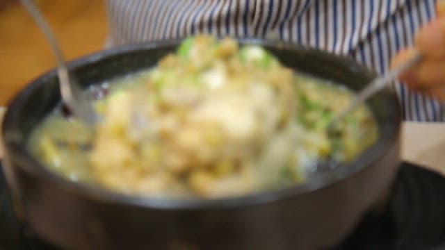 Thick ginseng chicken soup with mung beans