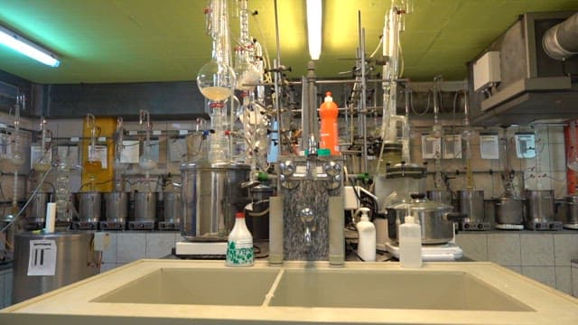 Laboratory with various extraction machines