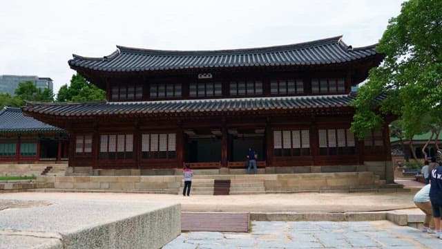 Seogeodang Hall of Deoksugung Palace where visitors are watching