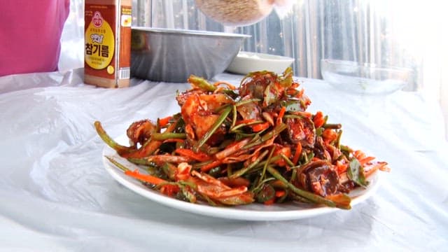 Spicy conch salad with sesame seeds