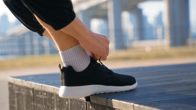 Man who ties shoelaces