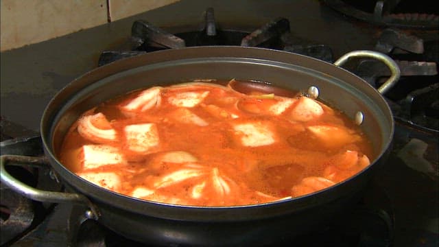 Process of boiling spicy fish stew
