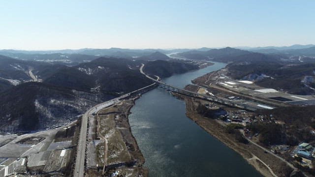 Quiet Geumgang River with a view of the mountains and bridges on a sunny day
