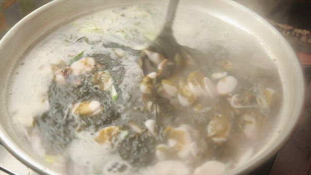 The process of making rice cake soup with seaweed