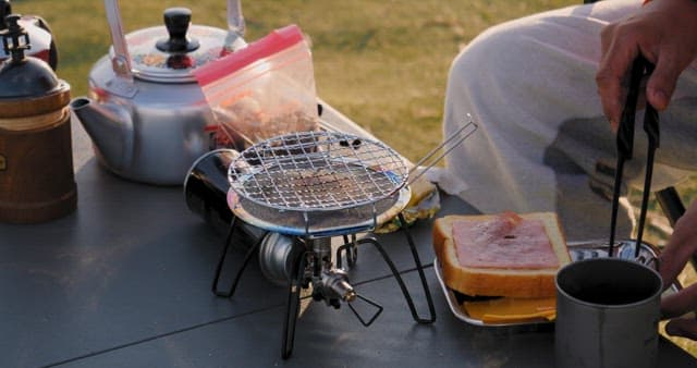 Preparing a sandwich on a portable grill