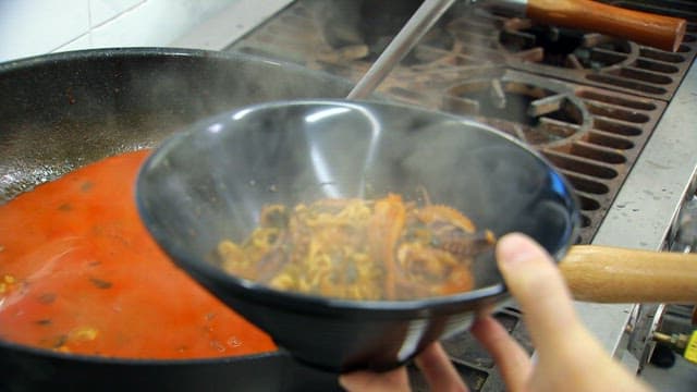 Preparing spicy seafood jjamppong