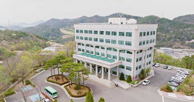 Large building surrounded by greenery