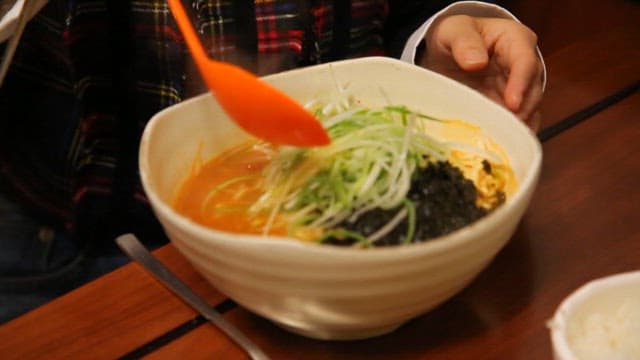 Ramyeon with seasoned green onion and seaweed