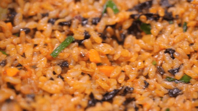Korean fried rice with seaweed and vegetables