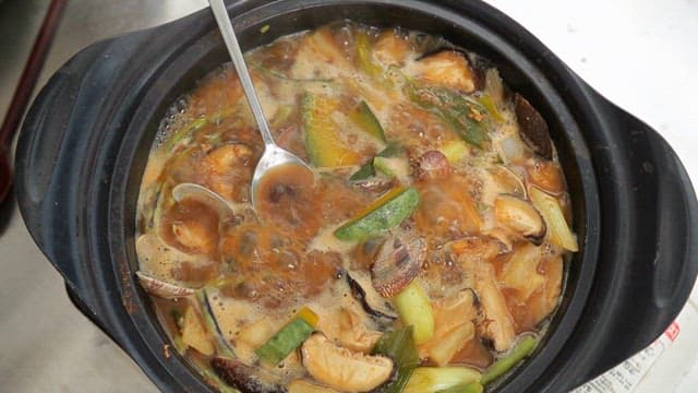 Boiling Cheonggukjang with a variety of vegetables and tofu