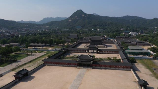 Gyeongbokgung Palace in Harmony with a Modern City