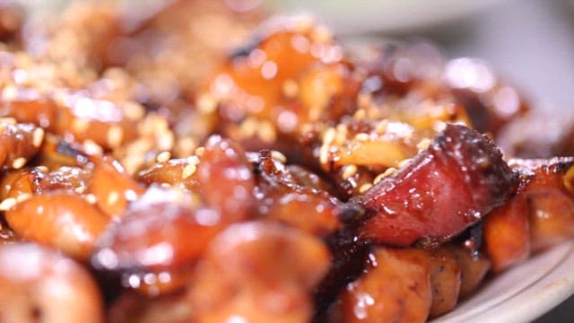 Grilled seasoned pork intestines with sesame seeds