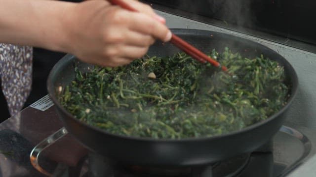 Stir-frying Korean Thistle in a Frying Pan
