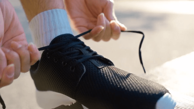 Man who ties shoelaces