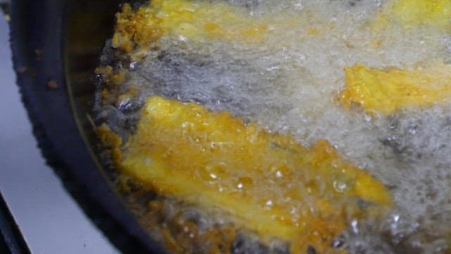 Crispy, delicious fried hairtail in oil