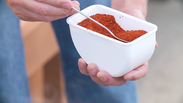 Adding spicy flavor to pan-fried dishes by adding red pepper powder