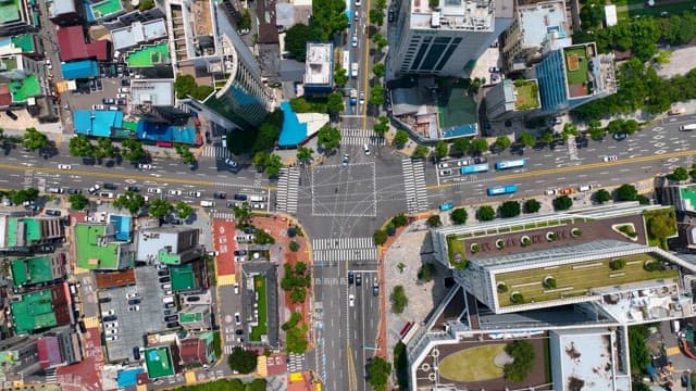 Intersection with Waiting Cars and Running Cars