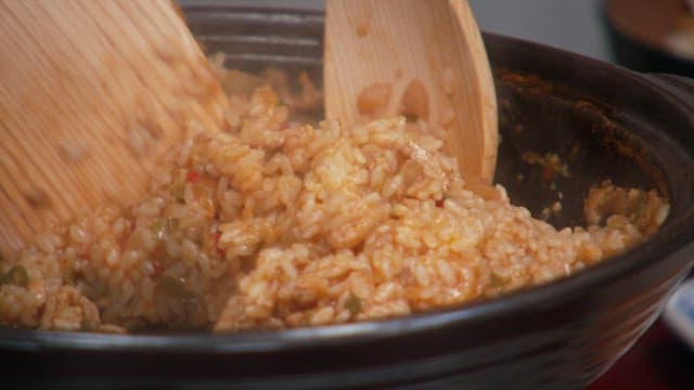 Cooking delicious fried rice in a frying pan