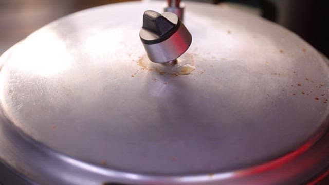 Steamed peppers and pork ribs in a pressure cooker