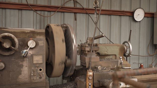 Machine processing metal