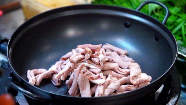 Preparing pork intestines in a pan
