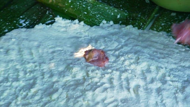 Placing fresh chicken on top of the manioc dough